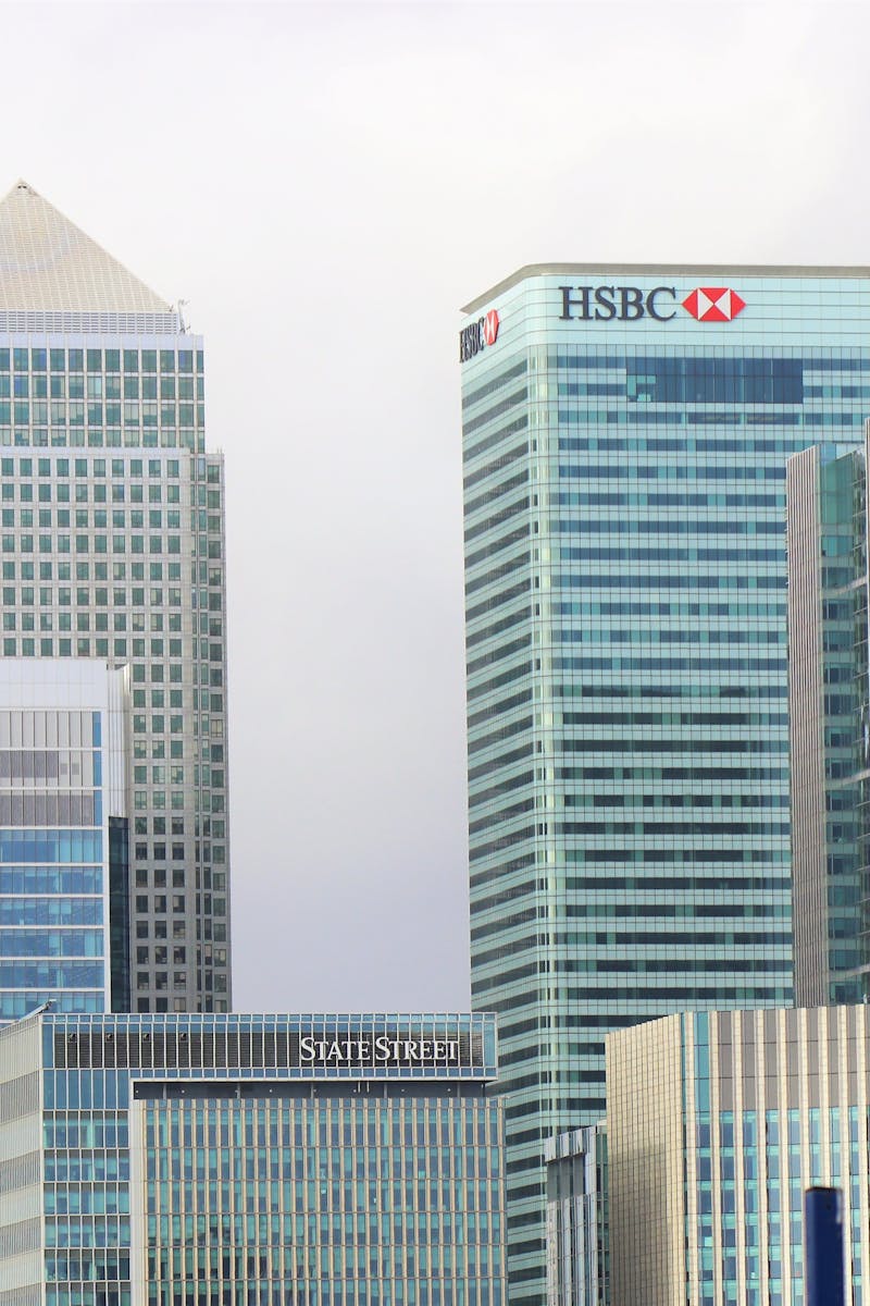 Modern skyline of Canary Wharf featuring iconic bank skyscrapers like HSBC and Barclays.